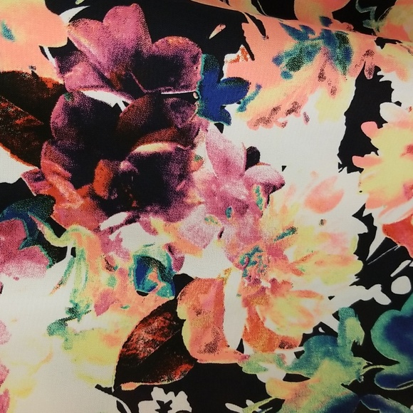 12 Pm By Mon Ami Large Floral Sleeveless Top - Picture 4 of 9